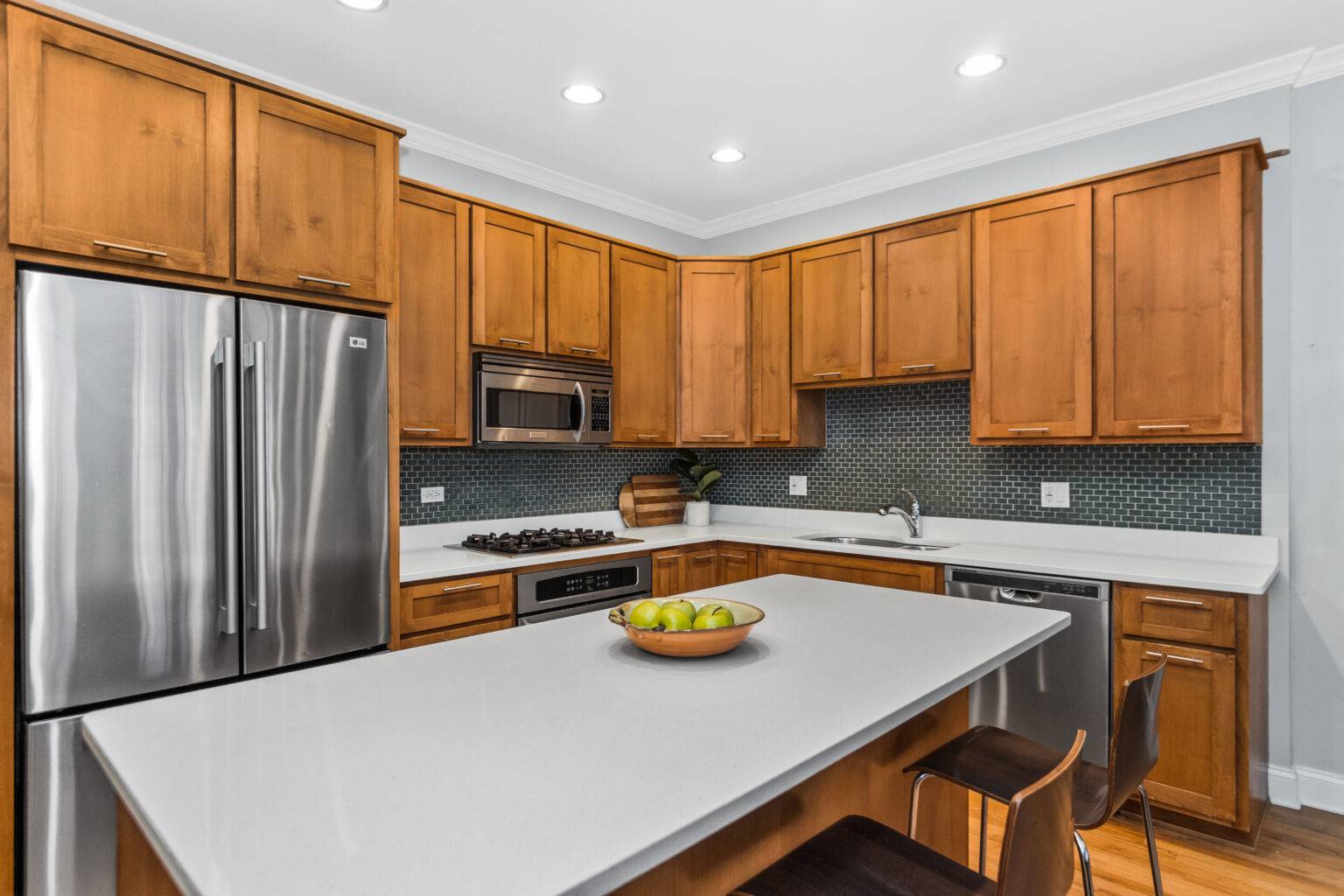 005_hdr_v500629_1kitchen1