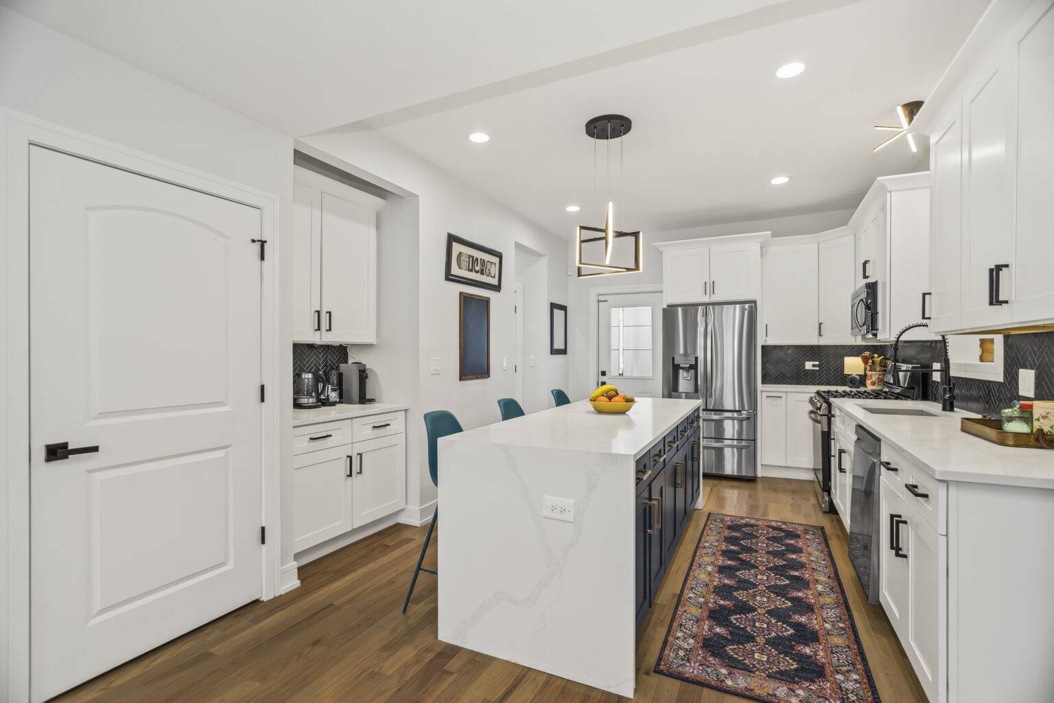 008_hdr_v500662_1kitchen2_
