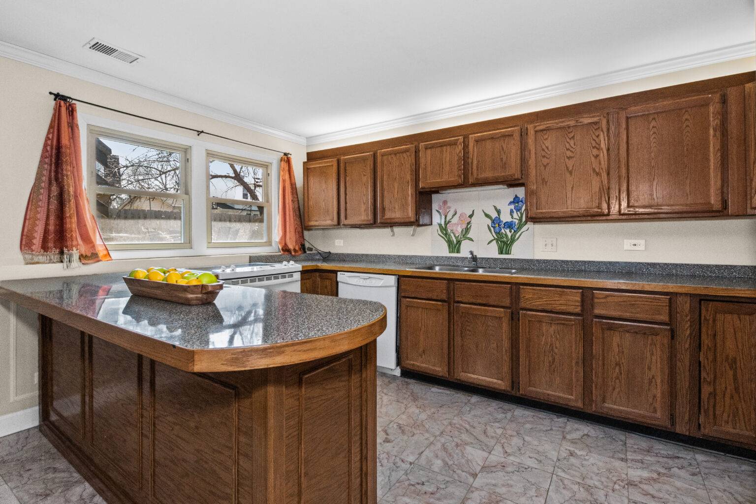 015_hdr_v501268_0basementkitchen1